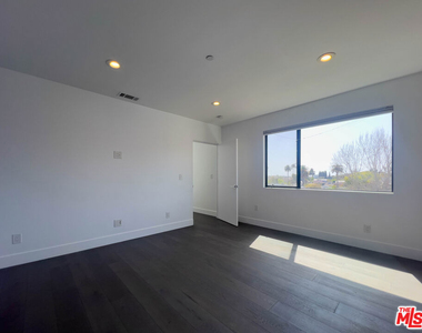 948 N Benton Way - Photo Thumbnail 26