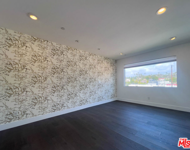948 N Benton Way - Photo Thumbnail 21