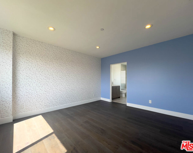 948 N Benton Way - Photo Thumbnail 25