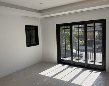 10993 Wellworth Avenue - Photo Thumbnail 5