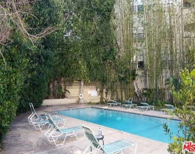 570 N Rossmore Avenue - Photo Thumbnail 6