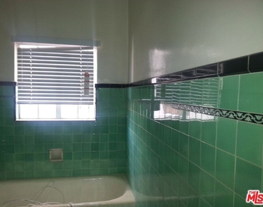 570 N Rossmore Avenue - Photo Thumbnail 4
