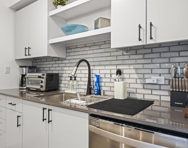 425 W Beech Street - Photo Thumbnail 6