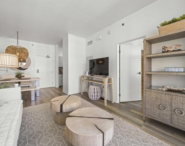 425 W Beech Street - Photo Thumbnail 22