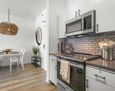 425 W Beech Street - Photo Thumbnail 2