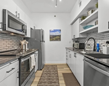 425 W Beech Street - Photo Thumbnail 5