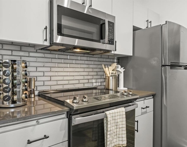 425 W Beech Street - Photo Thumbnail 3