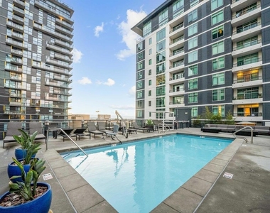 425 W Beech Street - Photo Thumbnail 30