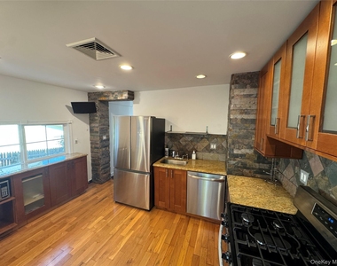 7 Warner Avenue - Photo Thumbnail 3