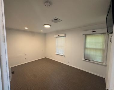 7 Warner Avenue - Photo Thumbnail 4