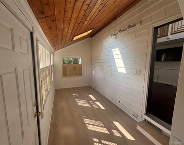 7 Warner Avenue - Photo Thumbnail 7