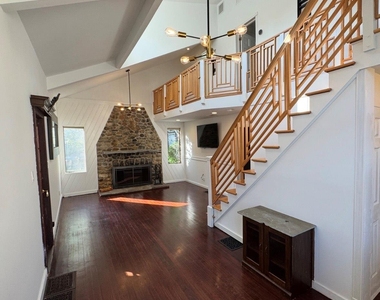 7 Warner Avenue - Photo Thumbnail 1