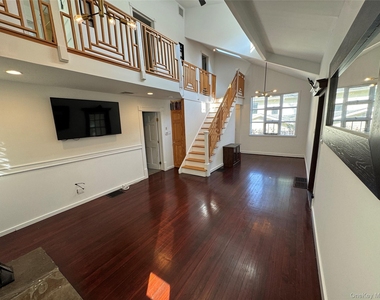 7 Warner Avenue - Photo Thumbnail 2