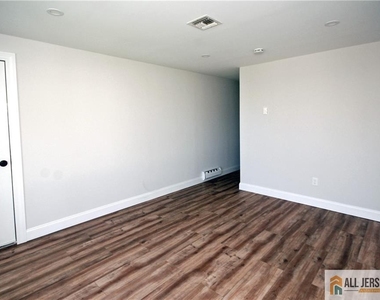 187 Newport Road - Photo Thumbnail 32