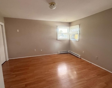 28 Girard Avenue - Photo Thumbnail 7