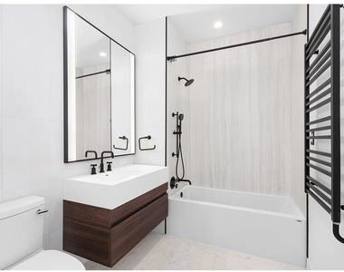 111 Varick Street - Photo Thumbnail 7