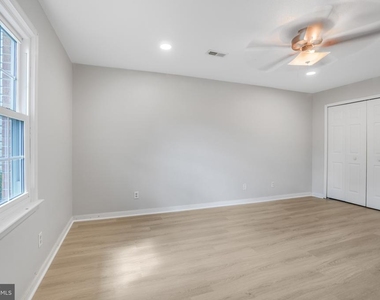 302 Barrie Place - Photo Thumbnail 12