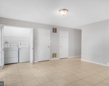 302 Barrie Place - Photo Thumbnail 8