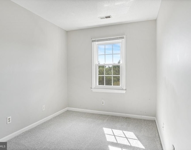 302 Barrie Place - Photo Thumbnail 32