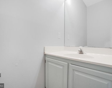 302 Barrie Place - Photo Thumbnail 18