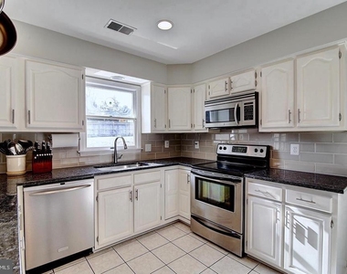 894 Broad Oaks Drive - Photo Thumbnail 3