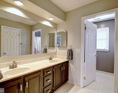 894 Broad Oaks Drive - Photo Thumbnail 14