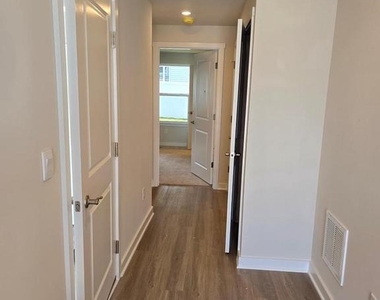 107 Boone Court - Photo Thumbnail 5