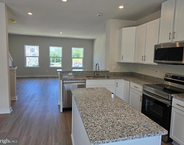 107 Boone Court - Photo Thumbnail 4