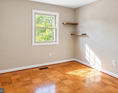 434 Greenbrier Court - Photo Thumbnail 9