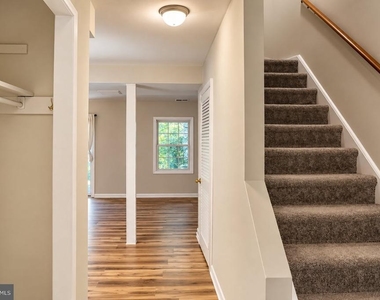 434 Greenbrier Court - Photo Thumbnail 4