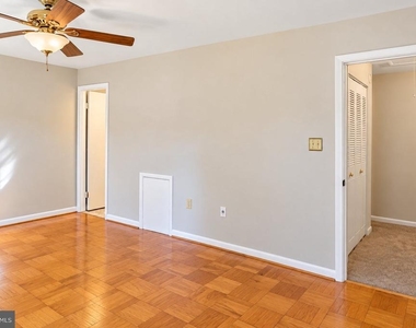 434 Greenbrier Court - Photo Thumbnail 6