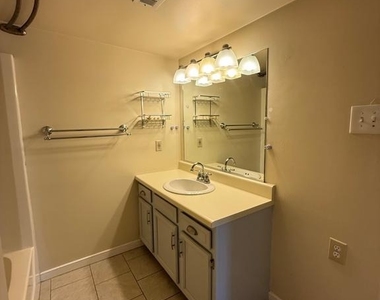 319 William Street - Photo Thumbnail 11
