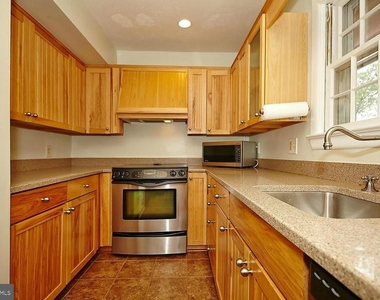 137 Virginia Avenue S - Photo Thumbnail 3