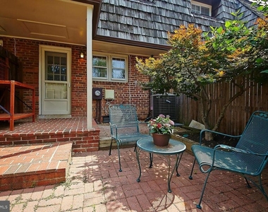 137 Virginia Avenue S - Photo Thumbnail 9