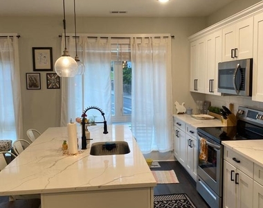 4007 Ridge Avenue - Photo Thumbnail 3