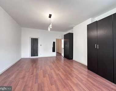 909 S 8th Street - Photo Thumbnail 2