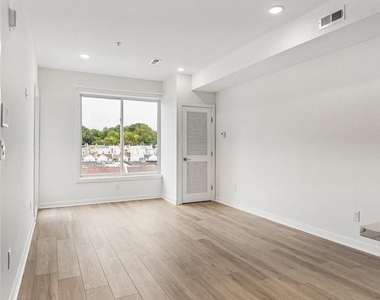 921 E Chelten Avenue - Photo Thumbnail 6