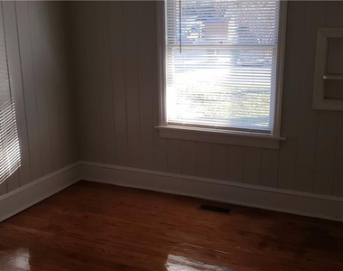 1011 E 10th Street - Photo Thumbnail 3