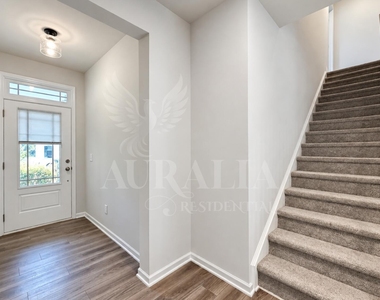 160 Royal Star Way - Photo Thumbnail 3