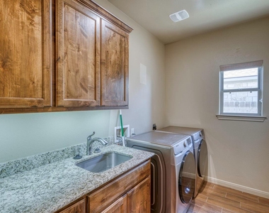 412 Jake Dr - Photo Thumbnail 14