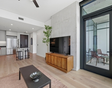 610 Davis St - Photo Thumbnail 2