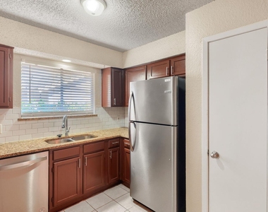 7712 Islander Dr - Photo Thumbnail 1