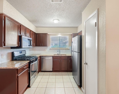 7712 Islander Dr - Photo Thumbnail 3
