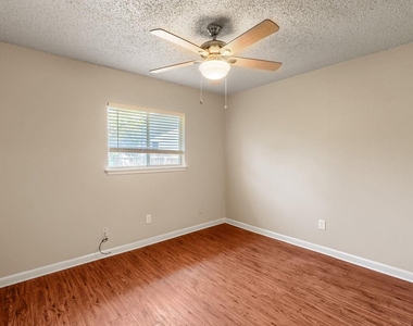 7712 Islander Dr - Photo Thumbnail 9