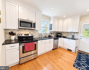 9407 Singleton Drive - Photo Thumbnail 4