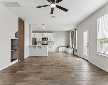 9421 Hunter Ln - Photo Thumbnail 3
