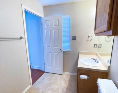 601 Cherry Creek Dr - Photo Thumbnail 24