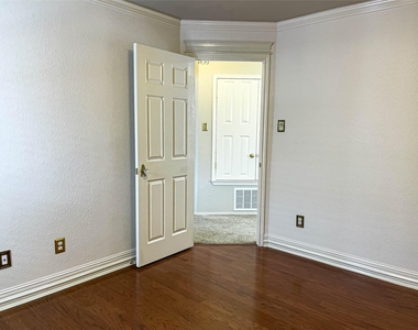 601 Cherry Creek Dr - Photo Thumbnail 12