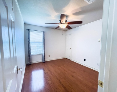 601 Cherry Creek Dr - Photo Thumbnail 17