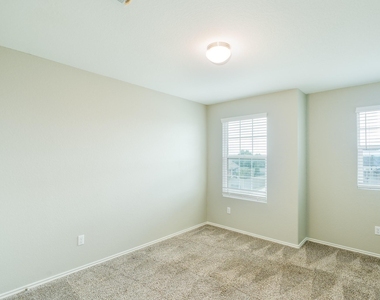 717 Legends Ln - Photo Thumbnail 14